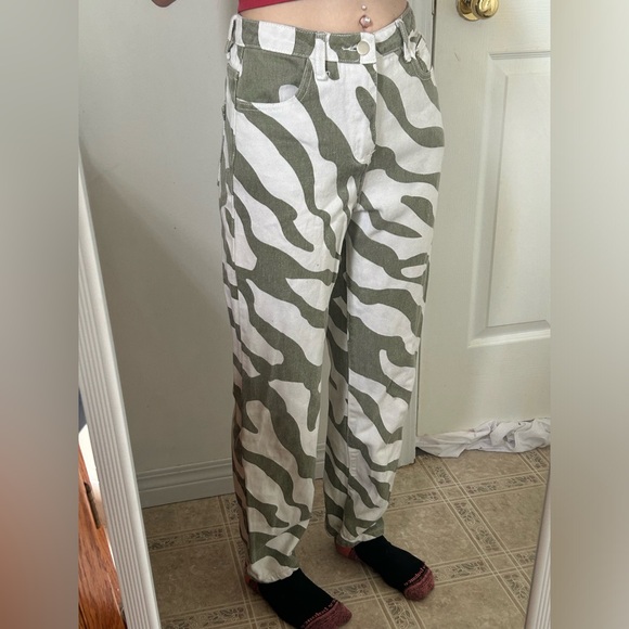 SHEIN green zebra stripe straight leg pants size XS - Picture 4 of 5